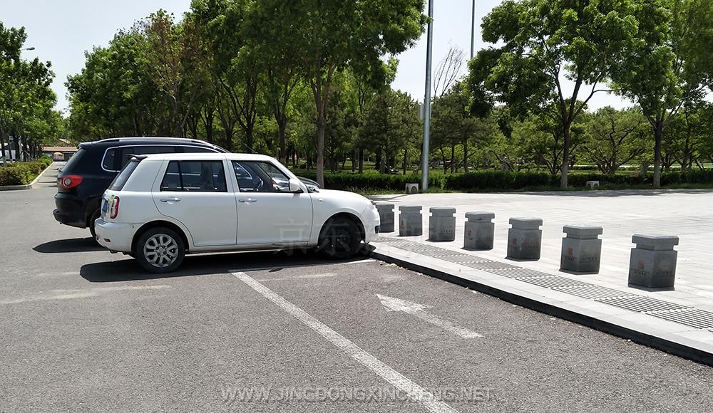 民族宮景區(qū)周邊停車不規(guī)范.jpg 民族宮景區(qū)周邊停車不規(guī)范.jpg