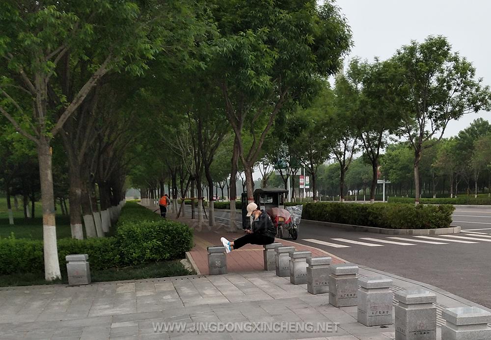 民族宮景區(qū)內(nèi)游客坐踏隔離樁.jpg 民族宮景區(qū)內(nèi)游客坐踏隔離樁.jpg