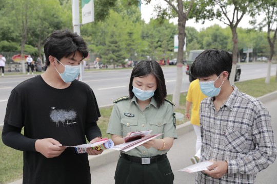 圖為大廠回族自治縣人民武裝部工作人員為學生講解征兵政策。 (2).JPG