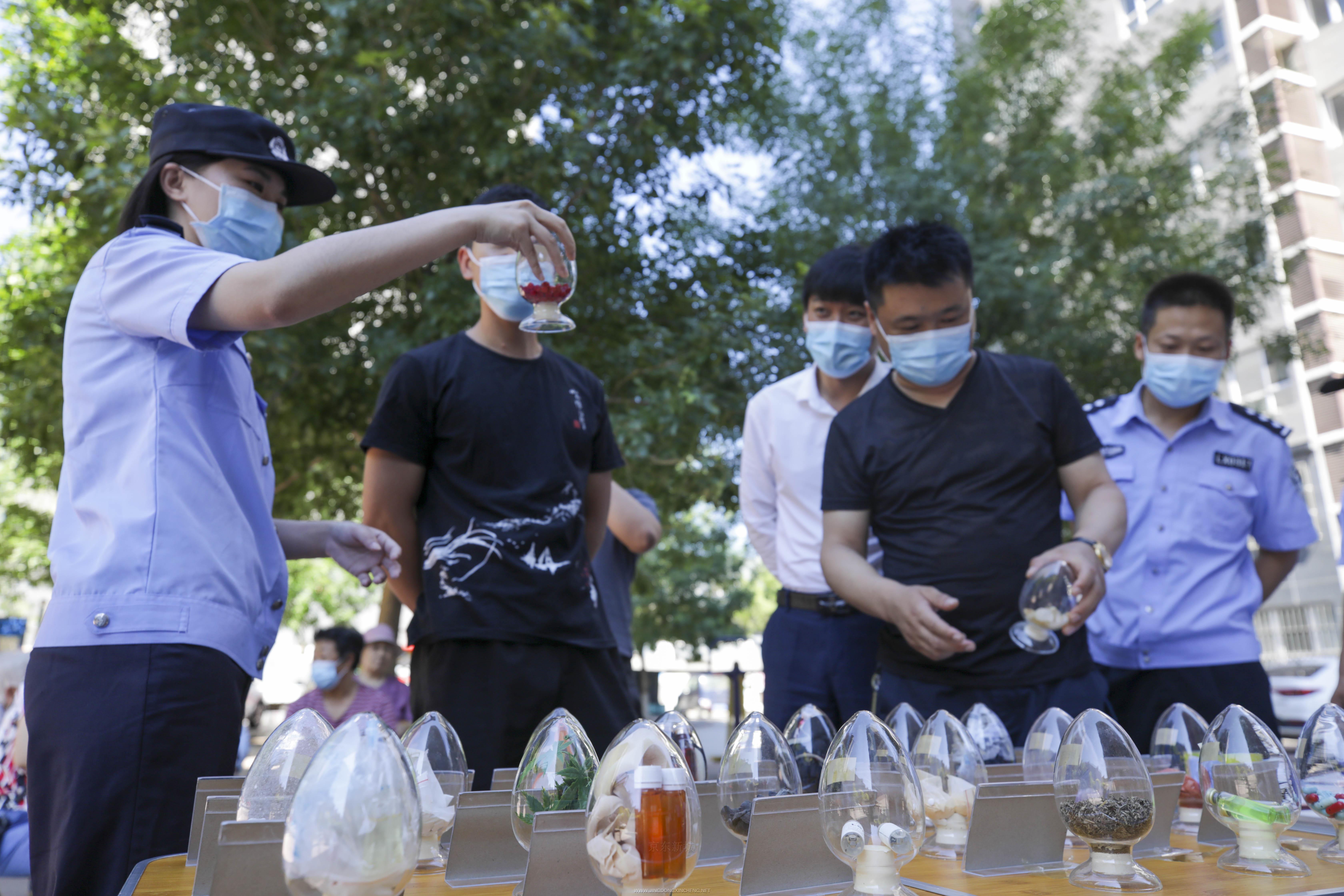 圖為民警通過仿真毒品向市民講解禁毒知識。 (5).jpg