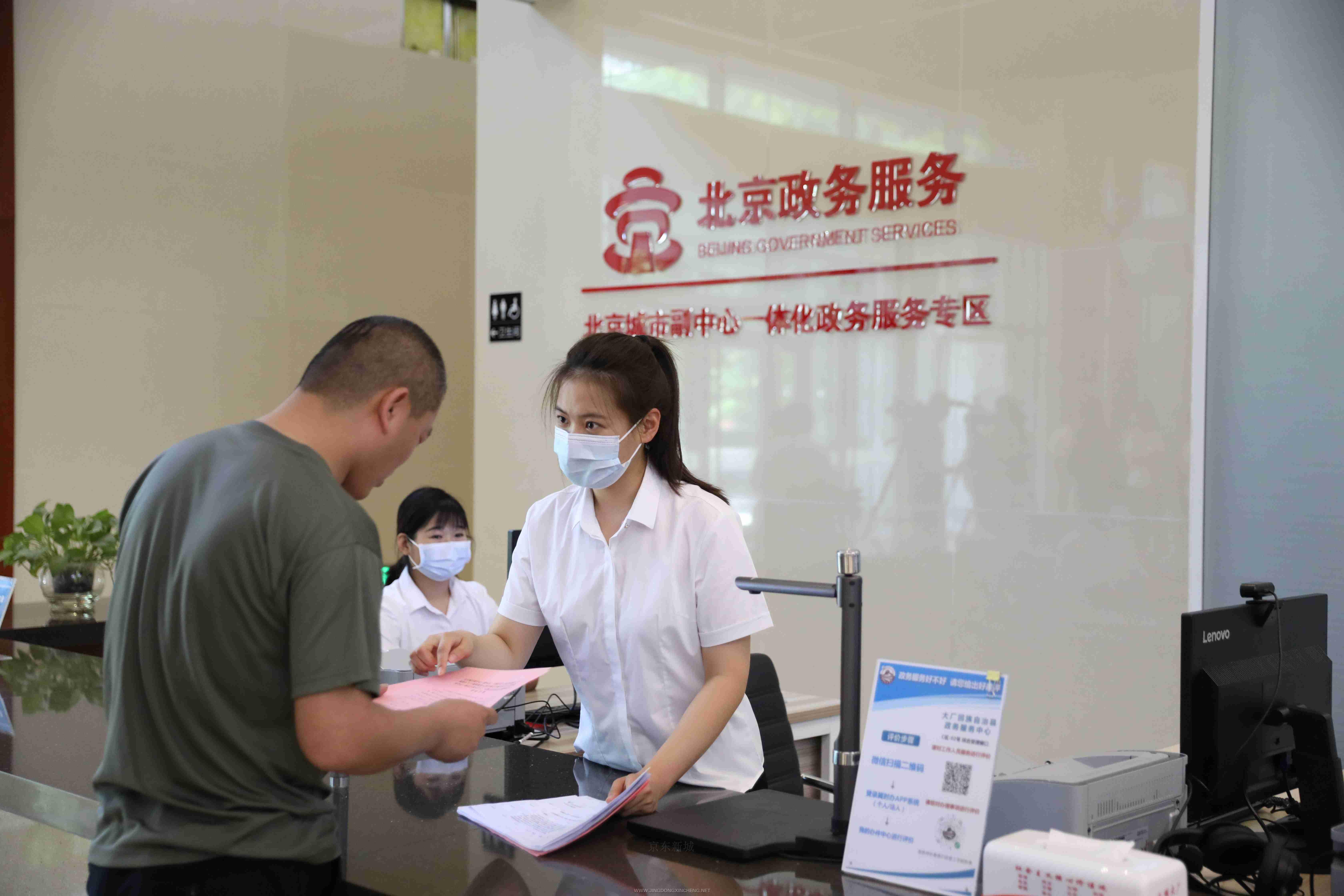 圖為我縣政務(wù)服務(wù)中心工作人員為市民解答問題 .jpg 圖為我縣政務(wù)服務(wù)中心工作人員為市民解答問題 .jpg