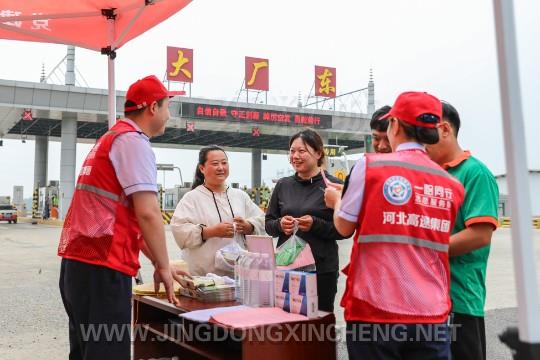 高速工作人員為跨區(qū)作業(yè)農(nóng)機(jī)手送上“三夏”大禮包。王紹蘅攝.jpg 高速工作人員為跨區(qū)作業(yè)農(nóng)機(jī)手送上“三夏”大禮包。王紹蘅攝.jpg